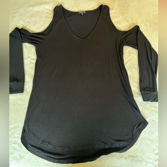 Dynamite Tops - Elegant Black Cold Shoulder Top